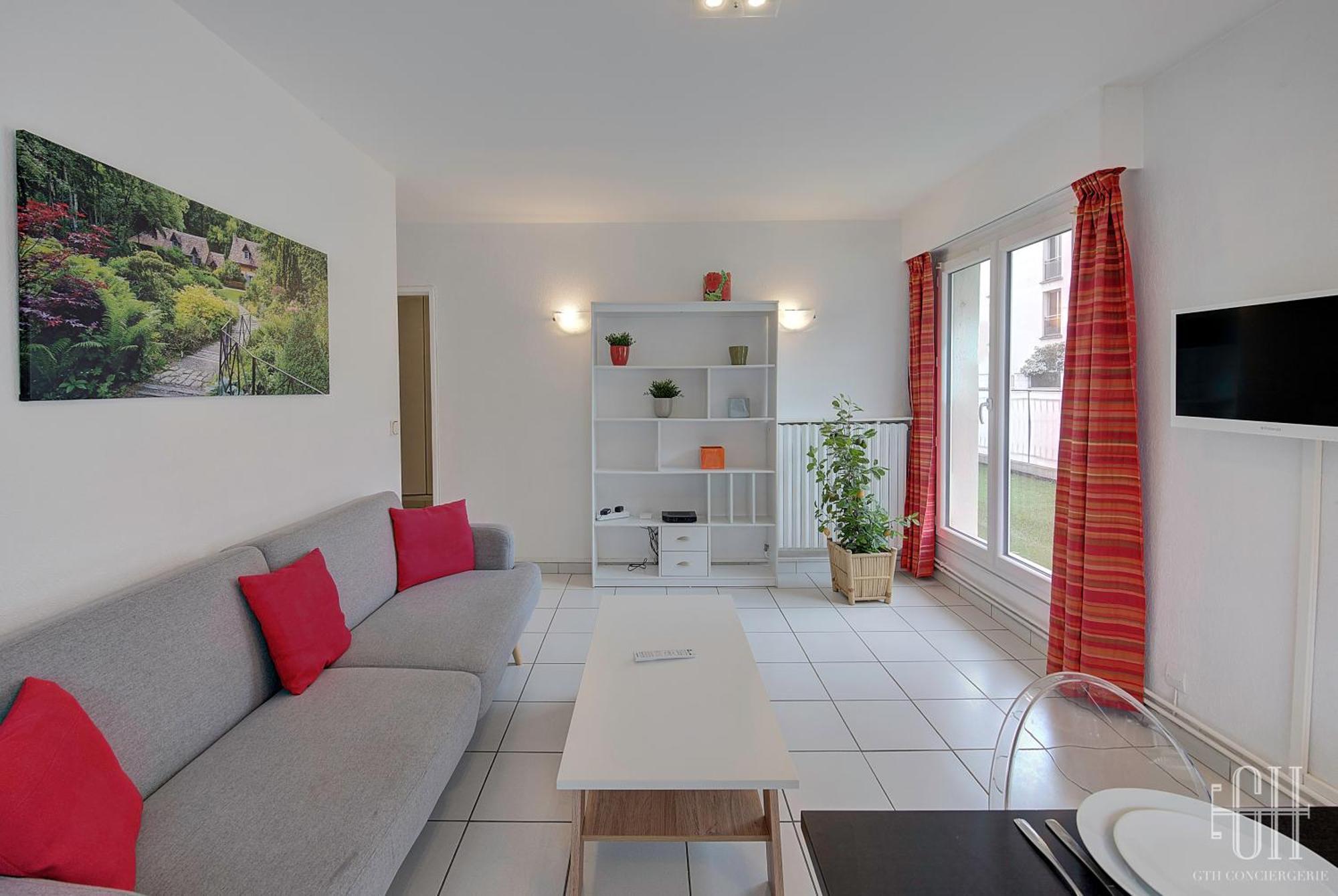 Serena - Hopital Clocheville Apartment *