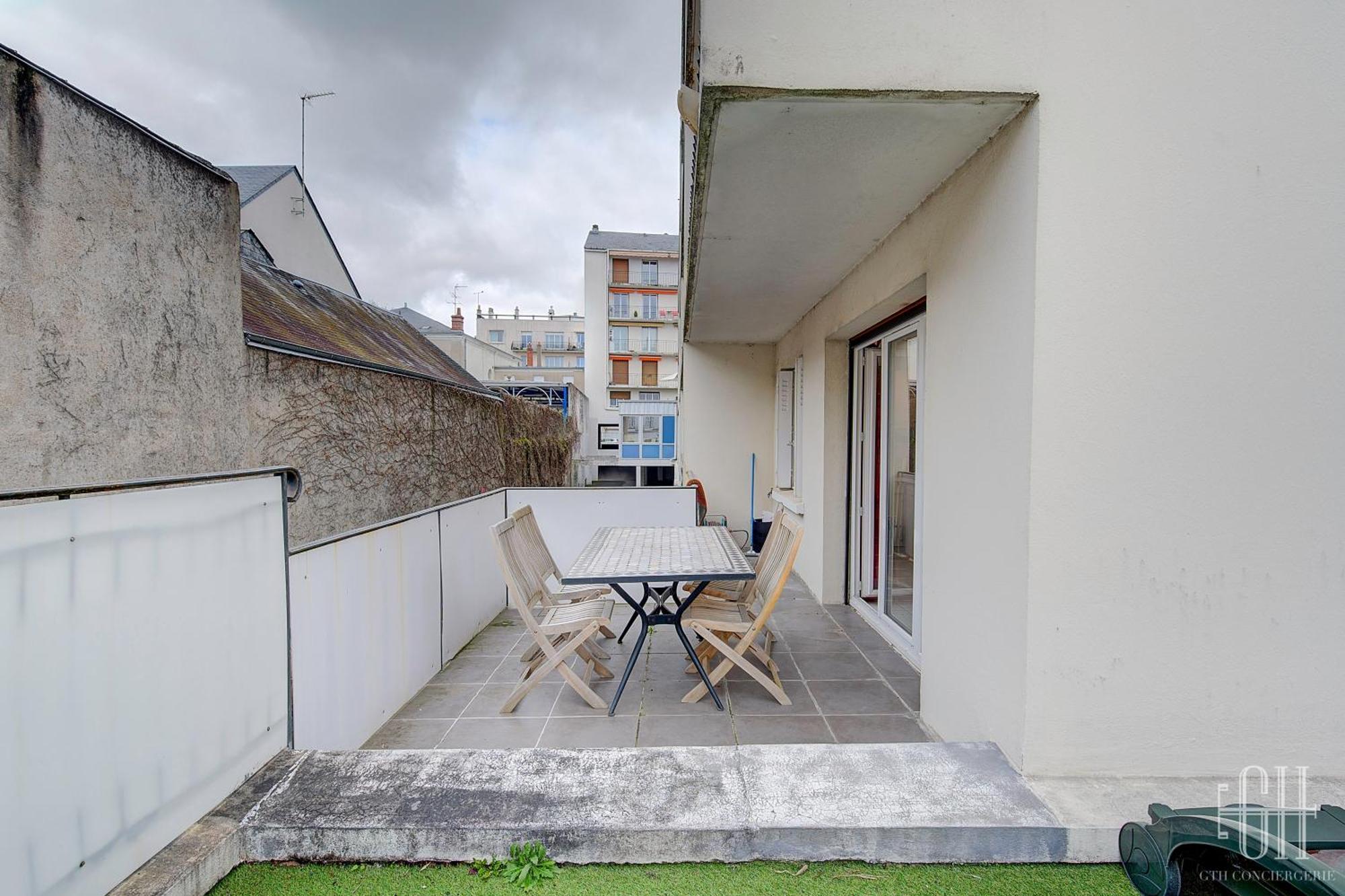 Serena - Hopital Clocheville Apartment Tours